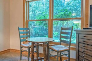 Dining - Teton Creek 3-BR Retreat – Ski, Parks & Serenity (Driggs)