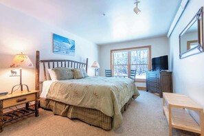 3 slaapkamers, een strijkplank/strijkijzer, gratis wifi, beddengoed