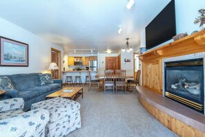 Een smart-tv, een open haard en boeken