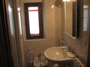 A bathroom with a sink, mirror, and window. - La Biocca (Manciano)