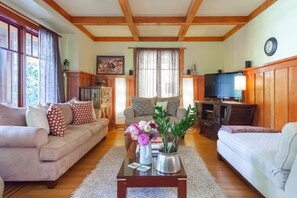 Smart TV, fireplace, DVD player, stereo - Beautiful, cozy & very clean 3BR in Posh Kitsilano, a must! (Vancouver)