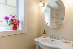 Bathtub, hair dryer, towels, soap - Beautiful, cozy & very clean 3BR in Posh Kitsilano, a must! (Vancouver)