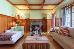 Smart TV, fireplace, DVD player, stereo - Beautiful, cozy & very clean 3BR in Posh Kitsilano, a must! (Vancouver)