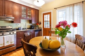 Fridge, microwave, oven, stovetop - Beautiful, cozy & very clean 3BR in Posh Kitsilano, a must! (Vancouver)