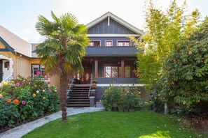 Exterior - Beautiful, cozy & very clean 3BR in Posh Kitsilano, a must! (Vancouver)