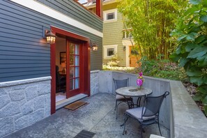 Terrace/patio - Beautiful, cozy & very clean 3BR in Posh Kitsilano, a must! (Vancouver)