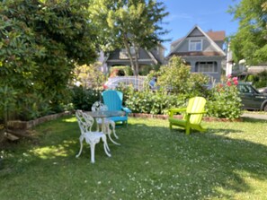 Outdoor dining - Beautiful, cozy & very clean 3BR in Posh Kitsilano, a must! (Vancouver)