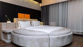 Zimmersafe, Schreibtisch, schallisolierte Zimmer, Bügeleisen/Bügelbrett