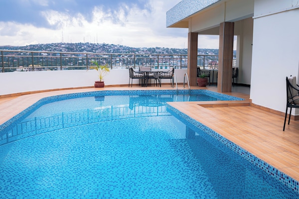 Inomhuspool och utomhuspool