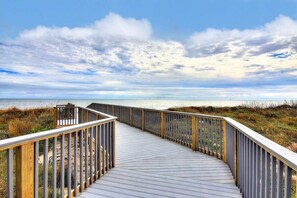 Property grounds - Third Floor, Pool, Steps to Beach - Beach Haven (Port Aransas)