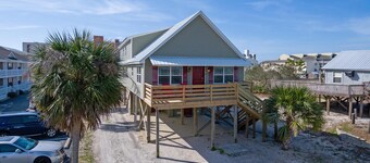 Prime Beach/Lagoon Location!  Walk to beach and restaurants!