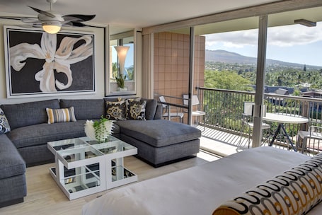 2 bedrooms, desk, iron/ironing board, WiFi. Oceanfront Condo at the Mana Kai Maui, Luxurious, Designer Remodeled