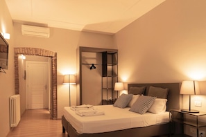 Premium bedding, pillowtop beds, desk, blackout drapes - TrastevereInn (Rome)