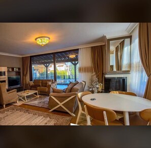 Family Villa, 4 Bedrooms | Living room
