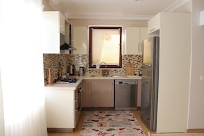 Family Villa, 4 Bedrooms | Private kitchen
