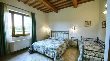 Double Room | Desk, free WiFi, bed sheets