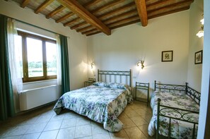 Quarto casal | Escrivaninha, berços (sobretaxa), Wi-Fi de cortesia, roupa de cama