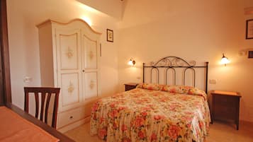 Chambre Double | Bureau, lits bébé (en supplément), Wi-Fi gratuit, draps fournis