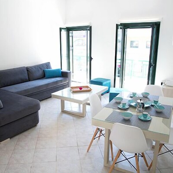 Appartement Deluxe, 1 chambre, balcon, vue ville | Coin séjour | Télévision à écran plat
