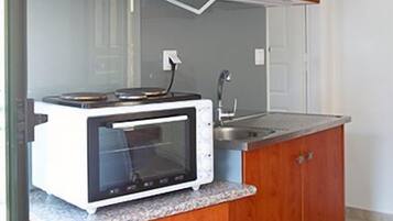 Apartment, 1 Bedroom, Balcony, City View | Private kitchenette | Fridge, oven, stovetop, cookware/dishes/utensils