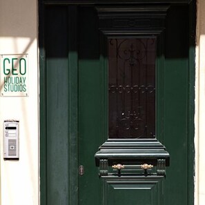 Property entrance - Geo Holidays Studios (Trifylia)