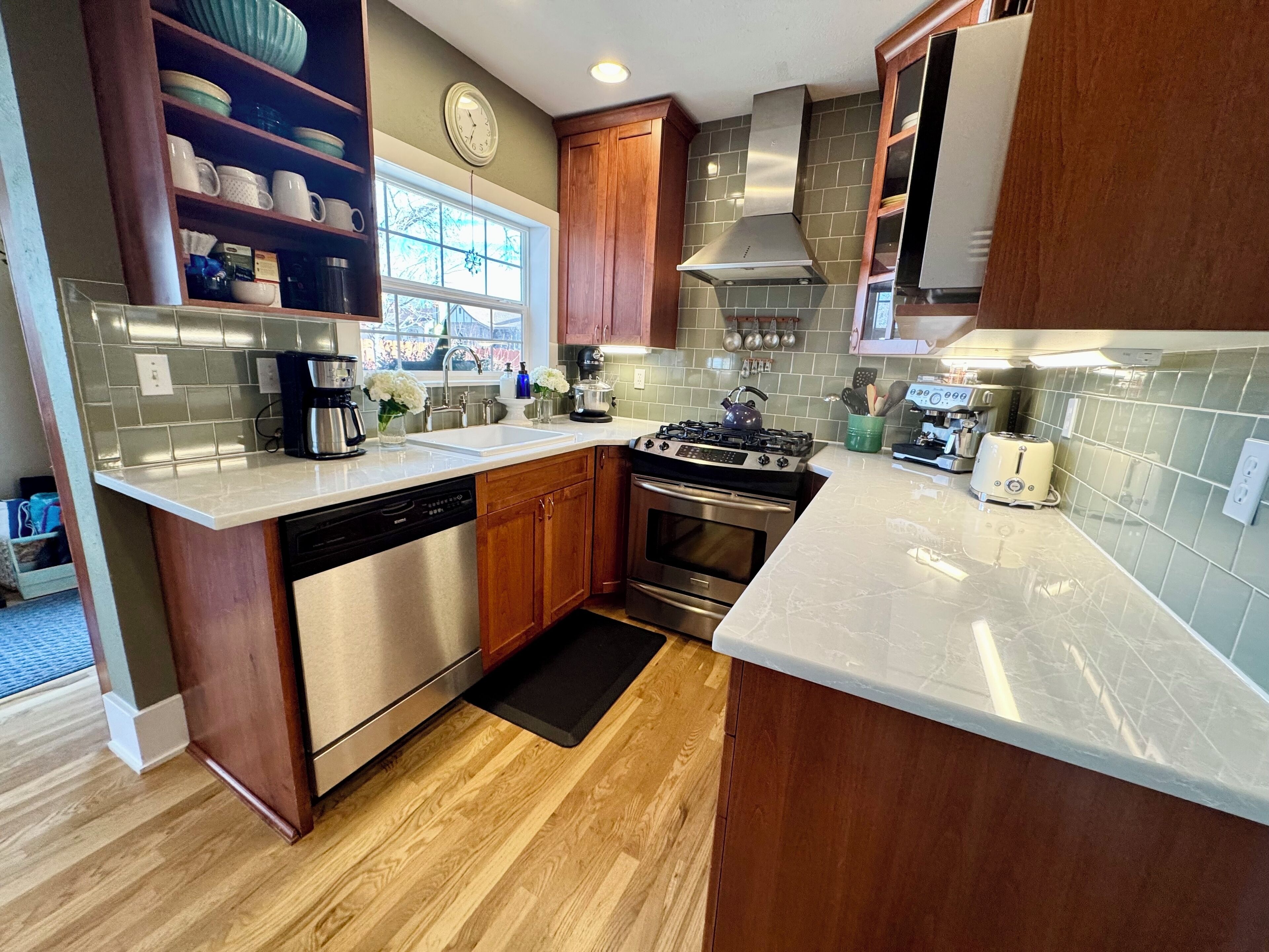 Coffee/tea maker, fridge, microwave, oven