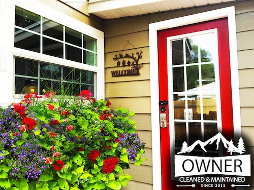 Award Winning Downtown 1923 Bungalow Pikes Peak, Garden of the Gods & Hot Tub!⭐️