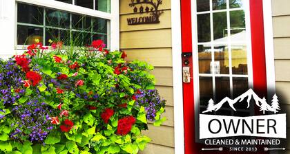 Award Winning Downtown 1923 Bungalow Pikes Peak, Garden of the Gods & Hot Tub!⭐️