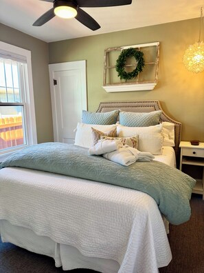 2 bedrooms, desk, iron/ironing board, travel cot - Award Winning Downtown 1923 Bungalow Pikes Peak, Garden of the Gods & Hot Tub!⭐️ (Colorado Springs)