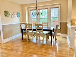 Dining - Award Winning Downtown 1923 Bungalow Pikes Peak, Garden of the Gods & Hot Tub!⭐️ (Colorado Springs)