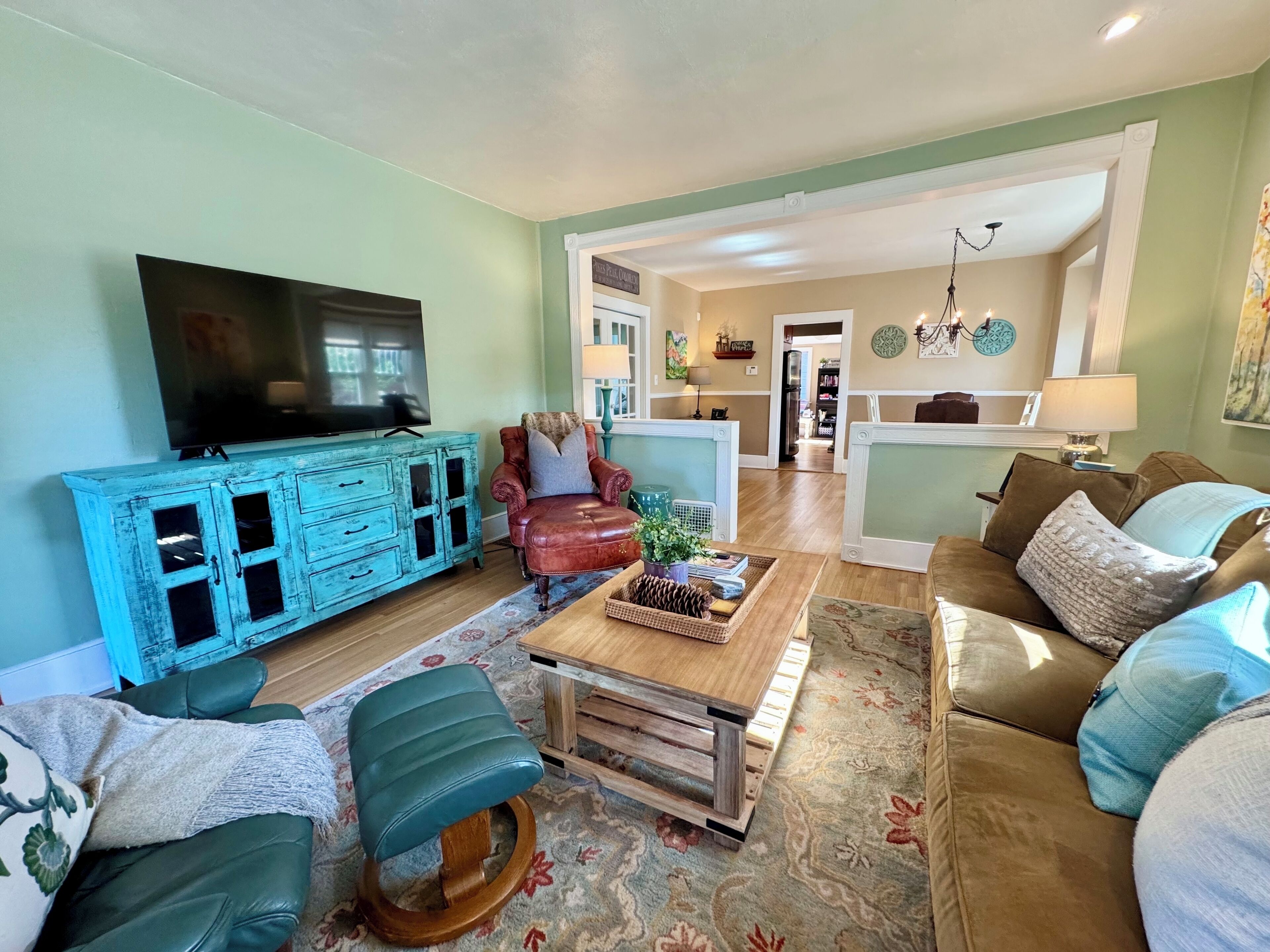 TV connectée, lecteur de DVD, livres, vidéothèque