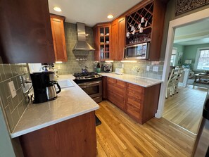 Fridge, microwave, oven, stovetop - Award Winning Downtown 1923 Bungalow Pikes Peak, Garden of the Gods & Hot Tub!⭐️ (Colorado Springs)