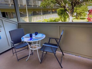 Outdoor dining - Newly remodeled studio, jacuzzi and pool (Kihei)