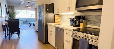 Refrigerador, microondas, horno, placa de cocina