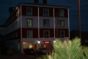 施設の正面 (日没後)