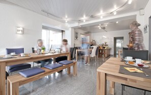 每日供應自助早餐 (每人 EUR15)