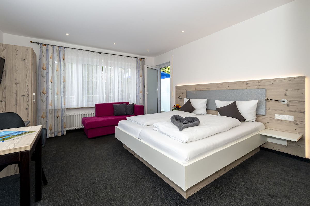 Hypo-allergenic bedding, in-room safe, desk, soundproofing