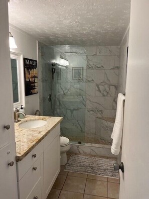 Shower, hair dryer, towels - Quiet Ground Floor Oceanfront Unit (Kihei)