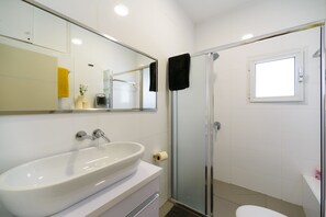 Executive Penthouse, 3 Bedrooms, Terrace | Bathroom | Shower, free toiletries, hair dryer, towels