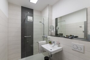 Premium bedding, minibar, desk, soundproofing - Hotel am Stadtgarten (Radolfzell am Bodensee)