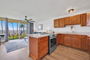 Fridge, microwave, oven, stovetop - Fantastic ocean view - enjoy sunsets on the lanai (Kihei)