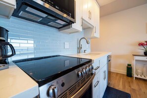 Refrigerador, microondas, horno y parrilla de estufa 