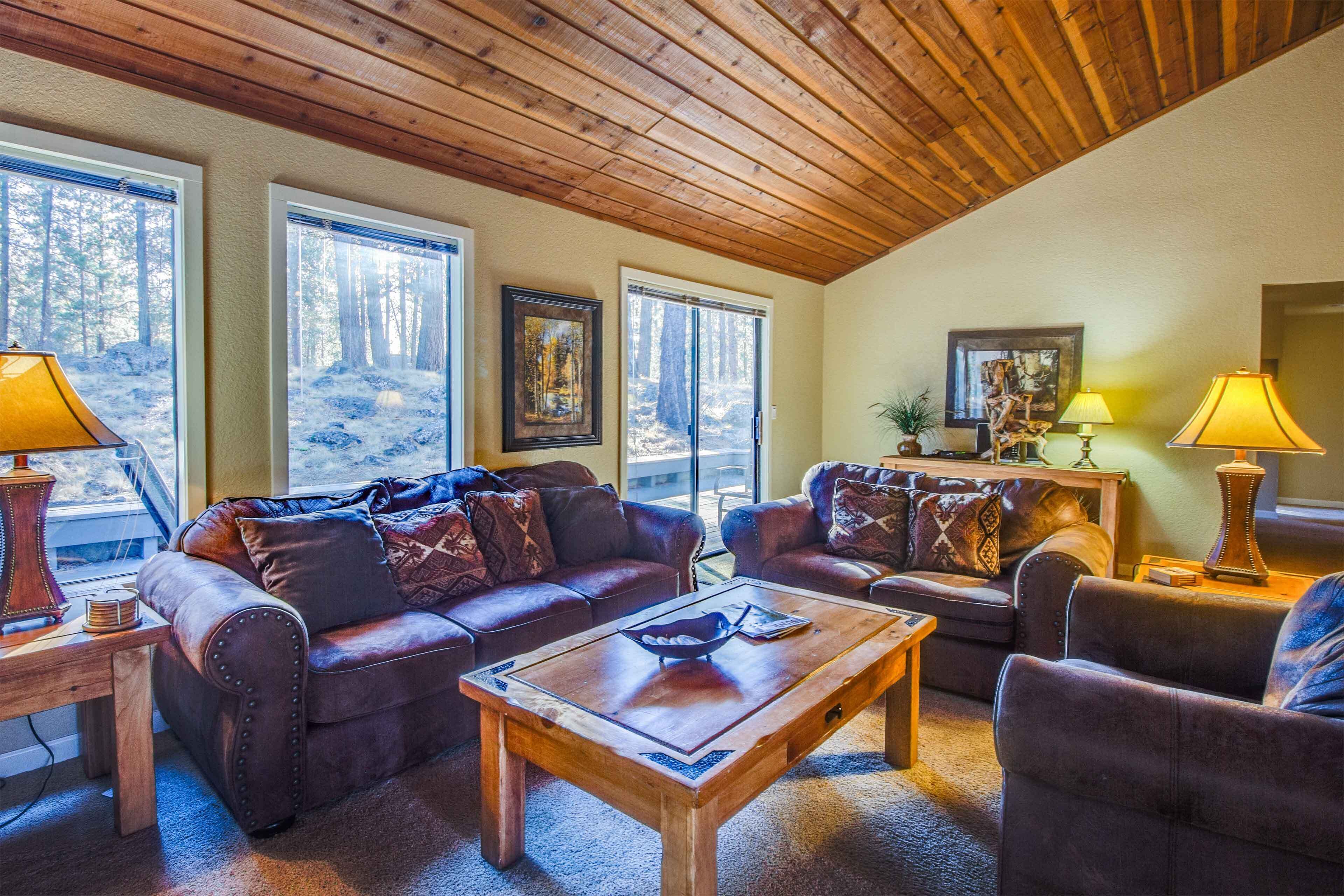 Dog Friendly, Updated Kitchen, Nestled among Ponderosa trees, Hot Tub - PION07