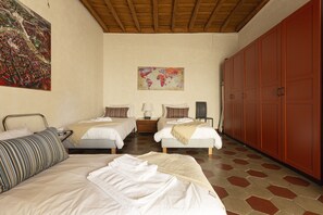 4 chambres, coffres-forts dans les chambres, bureau