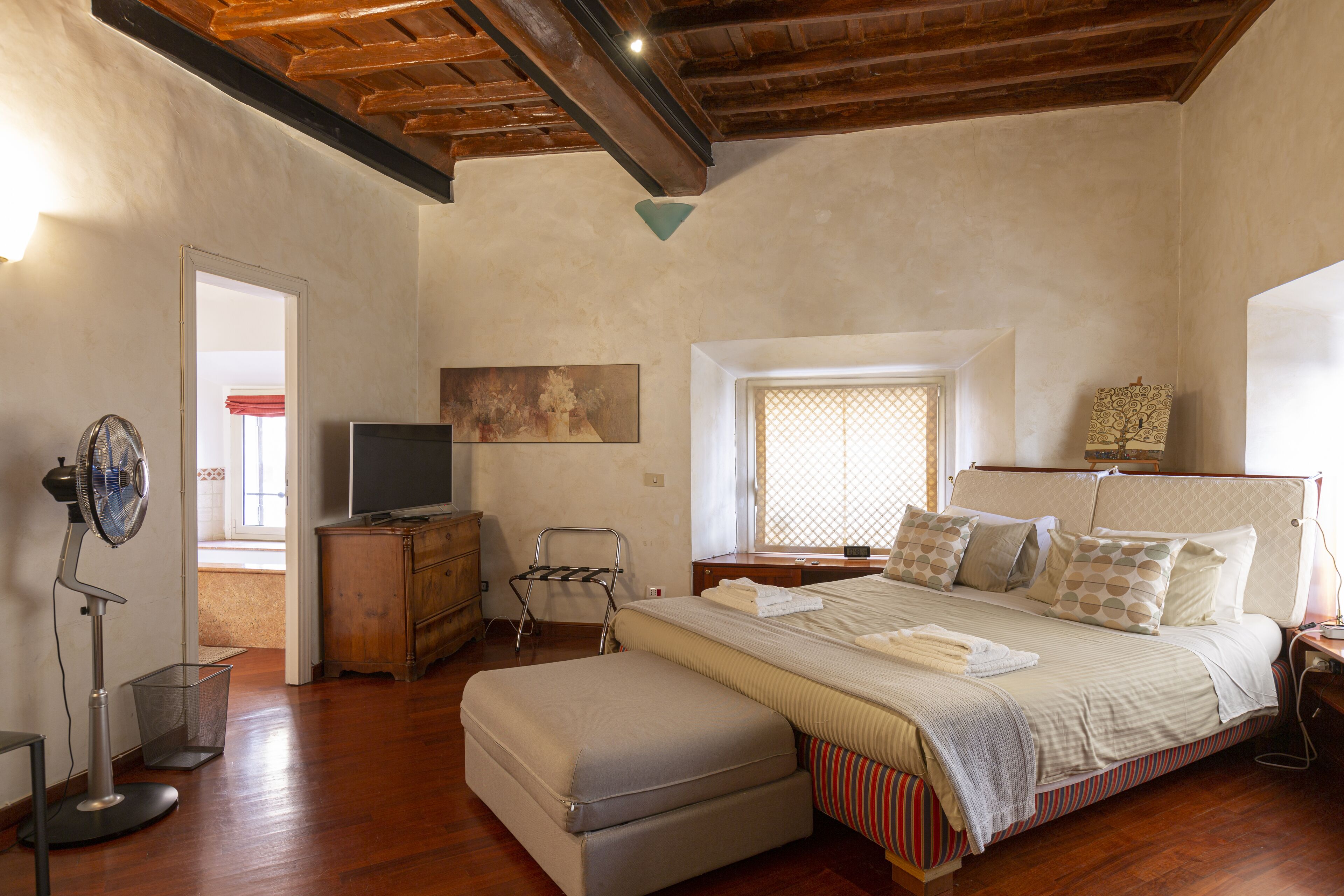 4 bedrooms, in-room safe, desk, iron/ironing board