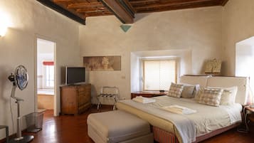 4 bedrooms, in-room safe, desk, iron/ironing board