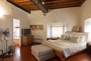 4 Schlafzimmer, Zimmersafe, Schreibtisch, Bügeleisen/Bügelbrett