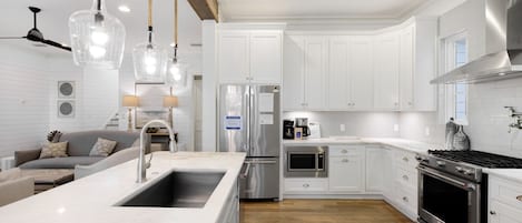 Réfrigérateur, four à micro-ondes, un four, surface de cuisson