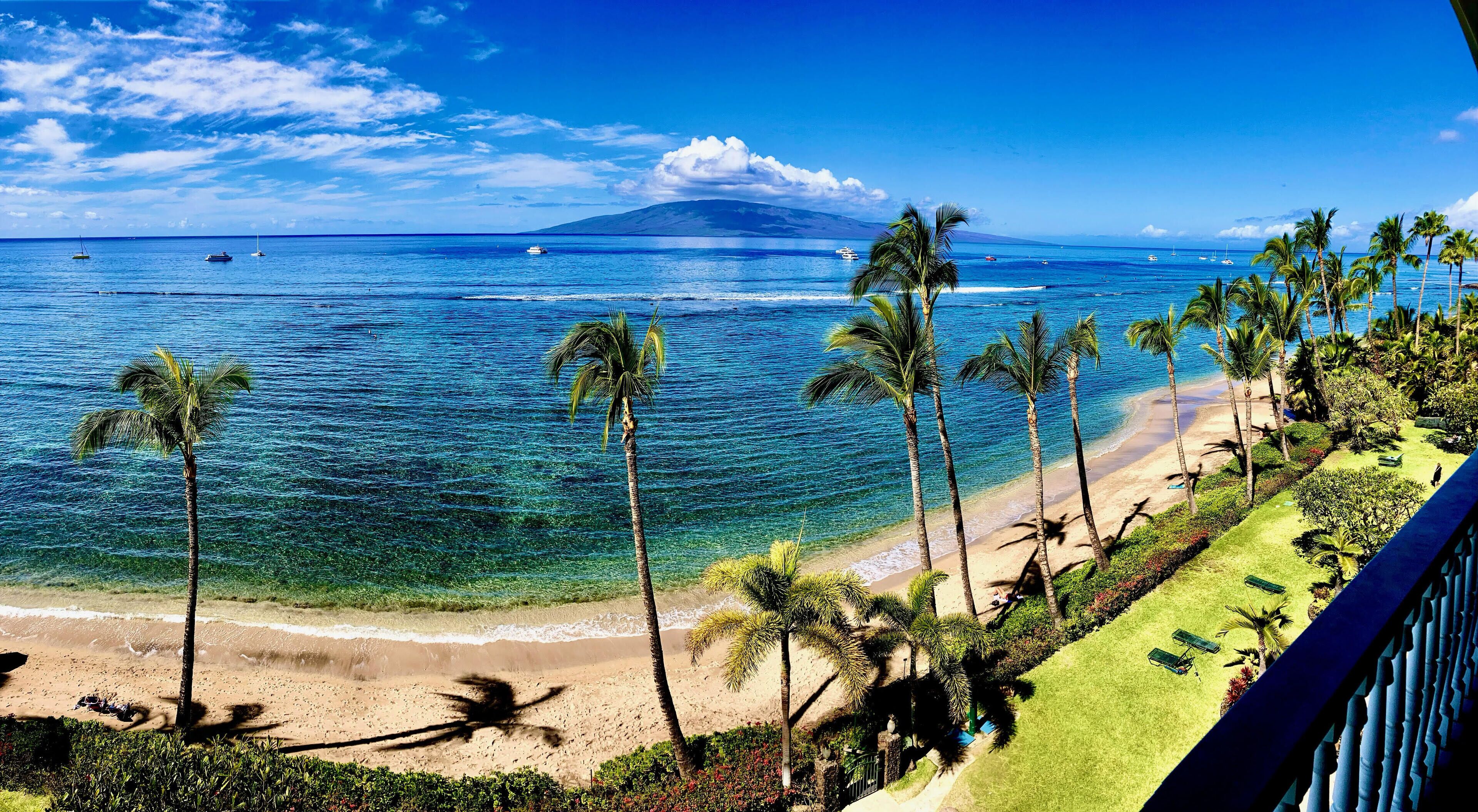 在海滩、沙滩椅、沙滩毛巾