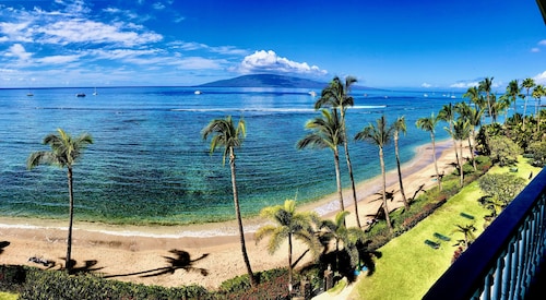 6 th floor ocean front condo Outstanding Views! King Bed.